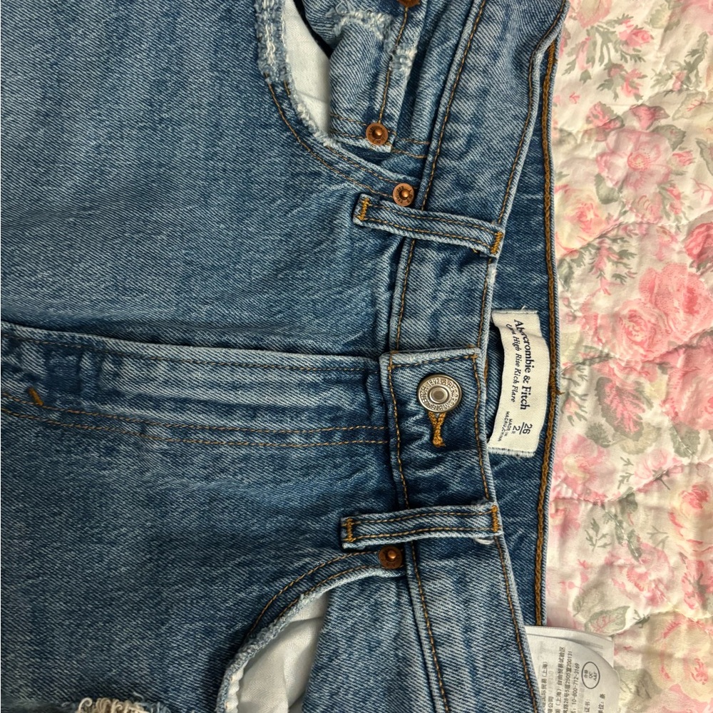 High Rise Blue Jeans with Contrasting Stitching
